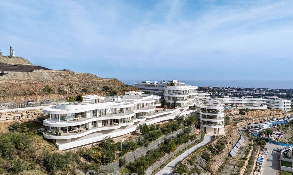 Apartamento superior con jardín y vistas panorámicas al mar en venta en La Quinta, Marbella - Benahavis 780734