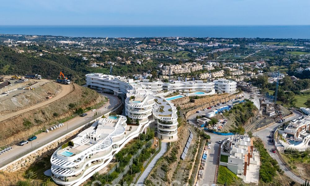 Apartamento superior con jardín y vistas panorámicas al mar en venta en La Quinta, Marbella - Benahavis 780735