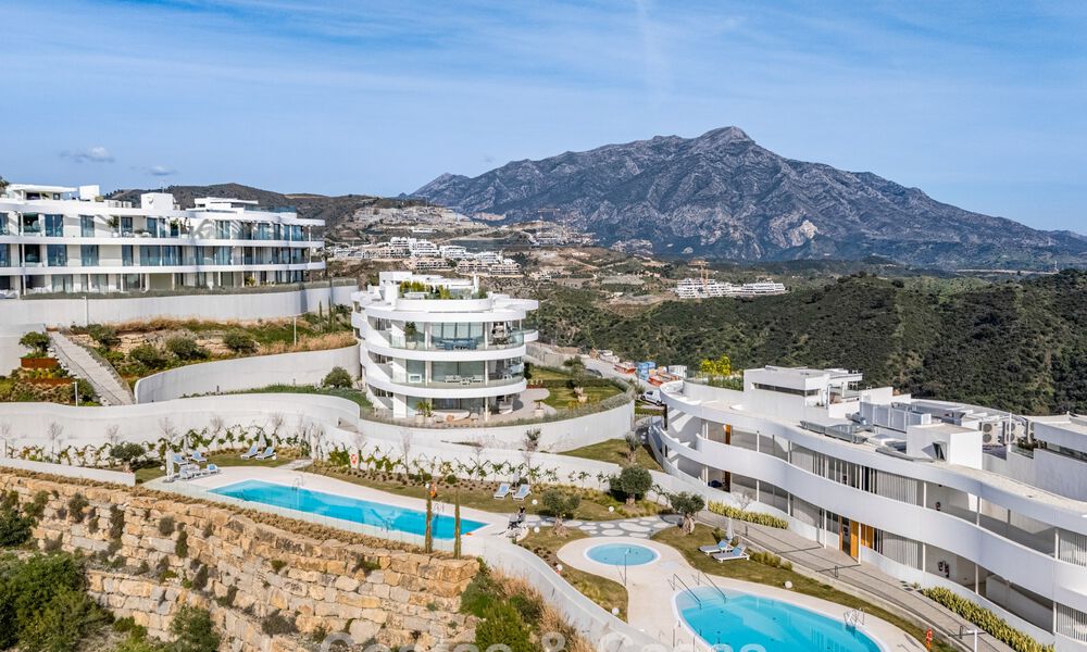 Apartamento superior con jardín y vistas panorámicas al mar en venta en La Quinta, Marbella - Benahavis 780737