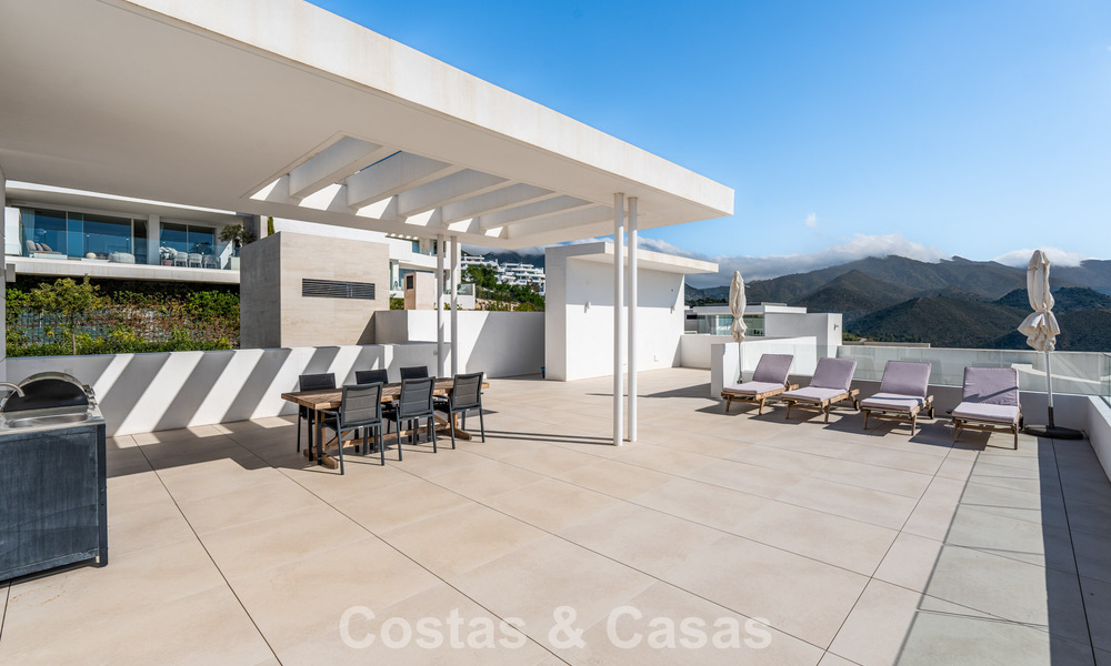 Ático moderno y listo para entrar a vivir con vistas al mar en venta, en una comunidad cerrada cerca de Marbella 780739