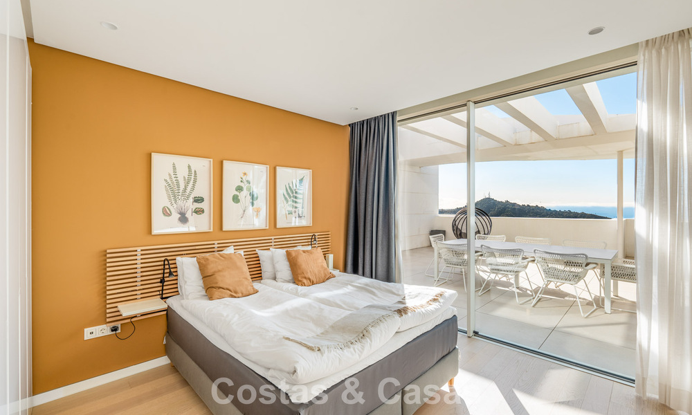 Ático moderno y listo para entrar a vivir con vistas al mar en venta, en una comunidad cerrada cerca de Marbella 780740