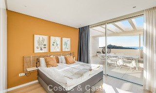 Ático moderno y listo para entrar a vivir con vistas al mar en venta, en una comunidad cerrada cerca de Marbella 780740 