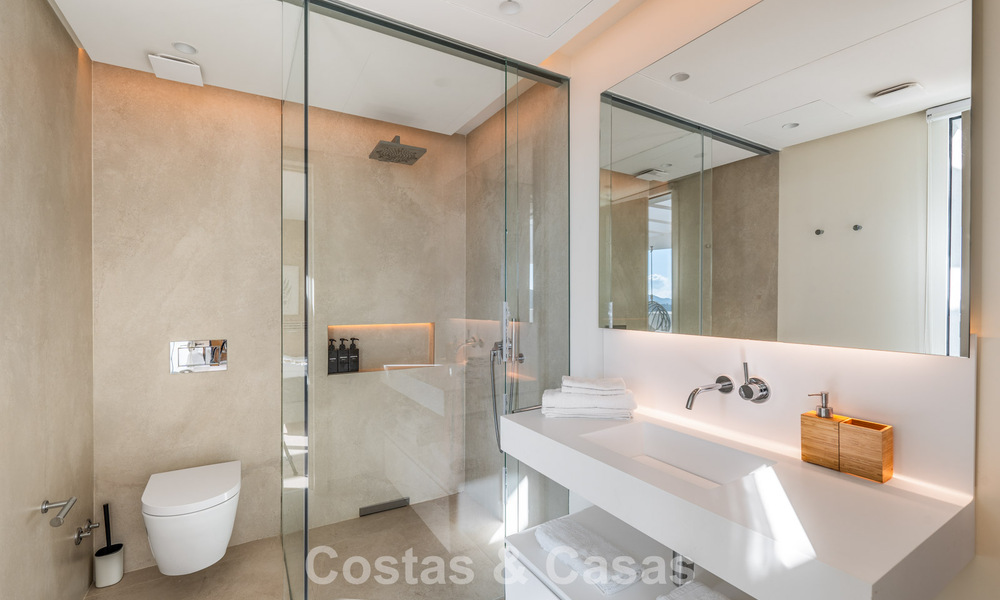 Ático moderno y listo para entrar a vivir con vistas al mar en venta, en una comunidad cerrada cerca de Marbella 780741