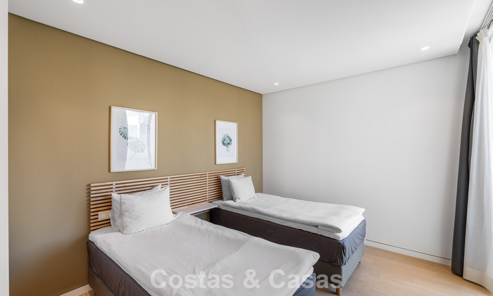 Ático moderno y listo para entrar a vivir con vistas al mar en venta, en una comunidad cerrada cerca de Marbella 780742