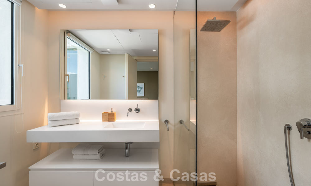 Ático moderno y listo para entrar a vivir con vistas al mar en venta, en una comunidad cerrada cerca de Marbella 780743