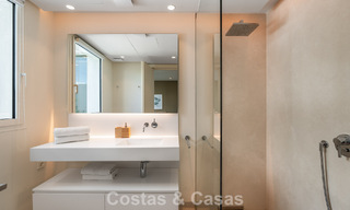 Ático moderno y listo para entrar a vivir con vistas al mar en venta, en una comunidad cerrada cerca de Marbella 780743 