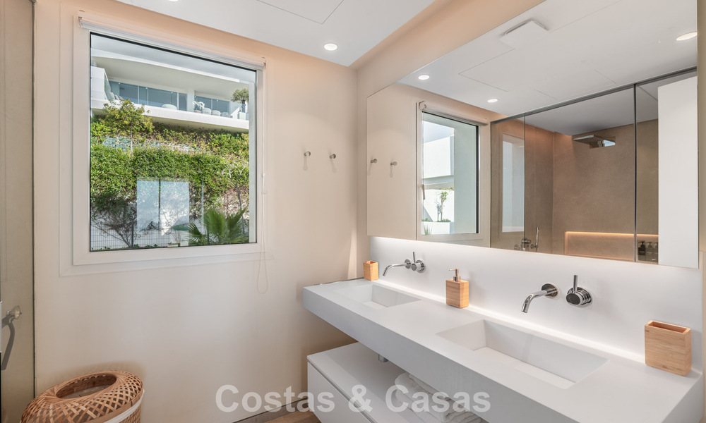 Ático moderno y listo para entrar a vivir con vistas al mar en venta, en una comunidad cerrada cerca de Marbella 780744