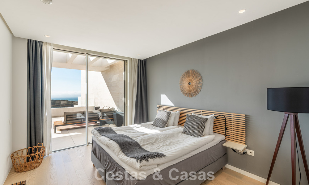Ático moderno y listo para entrar a vivir con vistas al mar en venta, en una comunidad cerrada cerca de Marbella 780745