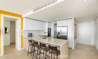 Ático moderno y listo para entrar a vivir con vistas al mar en venta, en una comunidad cerrada cerca de Marbella 780746 