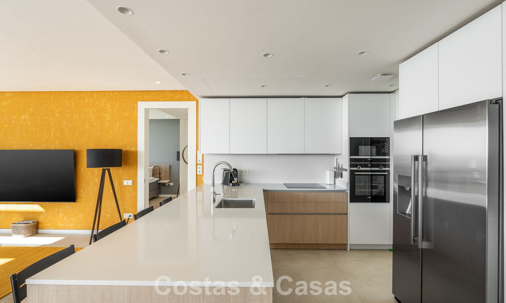 Ático moderno y listo para entrar a vivir con vistas al mar en venta, en una comunidad cerrada cerca de Marbella 780747