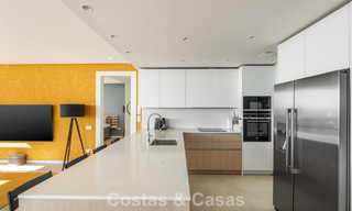 Ático moderno y listo para entrar a vivir con vistas al mar en venta, en una comunidad cerrada cerca de Marbella 780747 