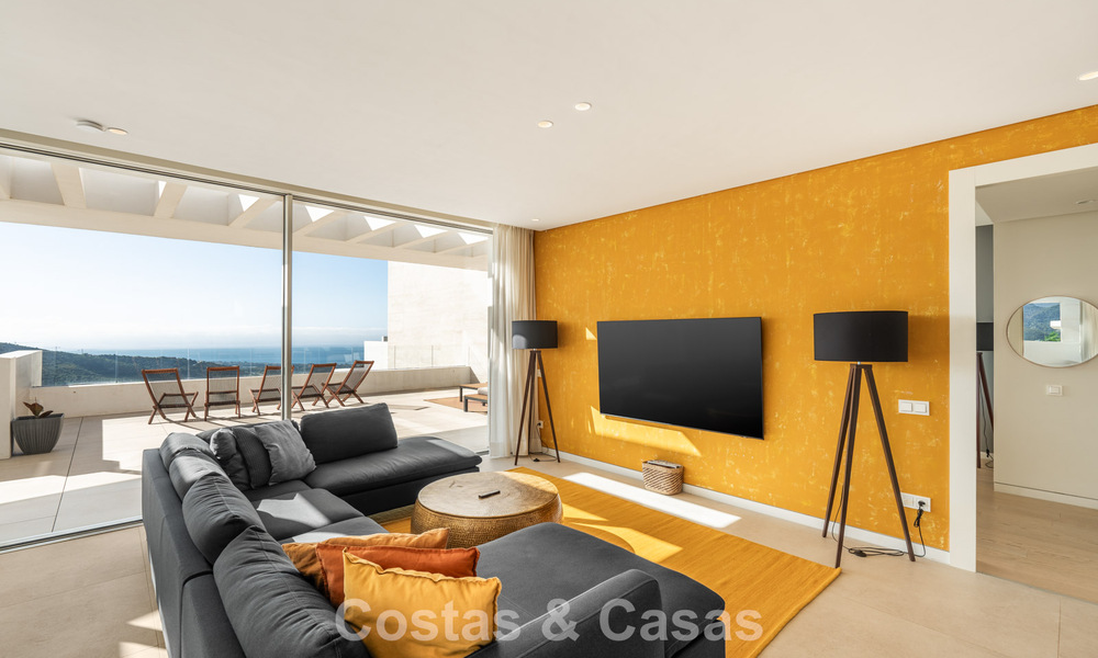 Ático moderno y listo para entrar a vivir con vistas al mar en venta, en una comunidad cerrada cerca de Marbella 780748