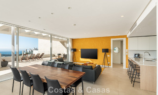 Ático moderno y listo para entrar a vivir con vistas al mar en venta, en una comunidad cerrada cerca de Marbella 780749 