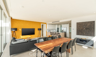 Ático moderno y listo para entrar a vivir con vistas al mar en venta, en una comunidad cerrada cerca de Marbella 780750 