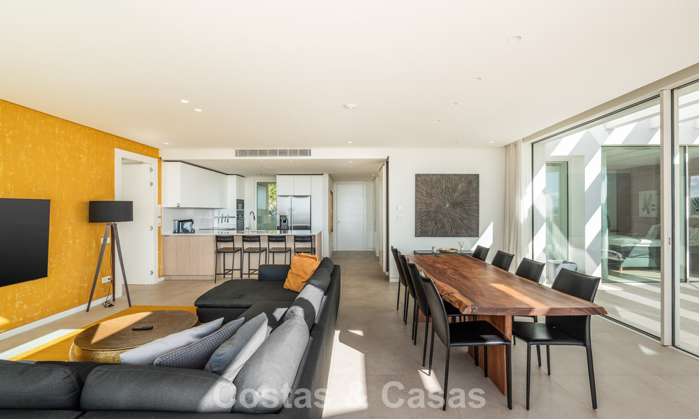 Ático moderno y listo para entrar a vivir con vistas al mar en venta, en una comunidad cerrada cerca de Marbella 780751