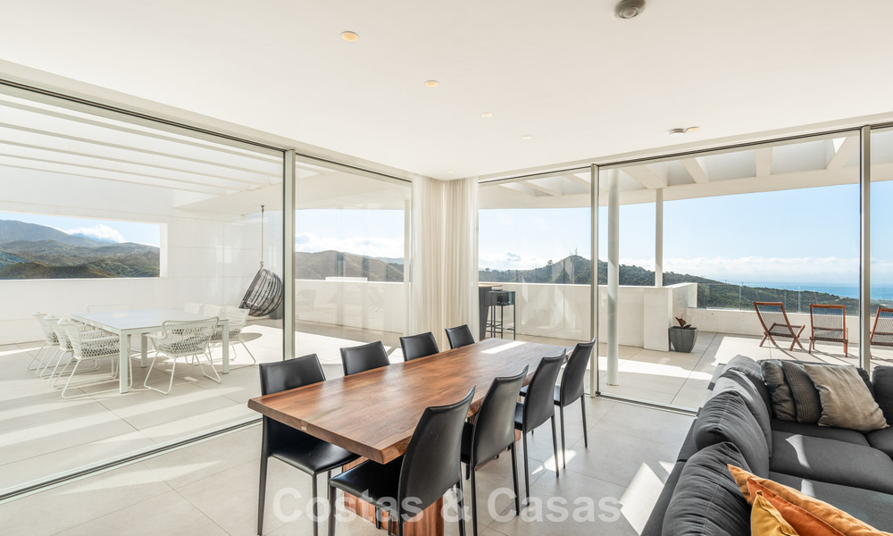 Ático moderno y listo para entrar a vivir con vistas al mar en venta, en una comunidad cerrada cerca de Marbella 780752