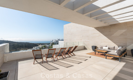 Ático moderno y listo para entrar a vivir con vistas al mar en venta, en una comunidad cerrada cerca de Marbella 780753