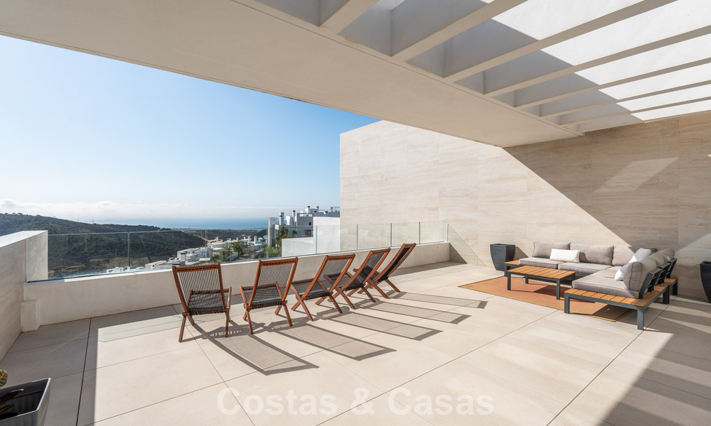 Ático moderno y listo para entrar a vivir con vistas al mar en venta, en una comunidad cerrada cerca de Marbella 780753