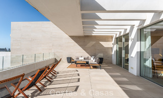 Ático moderno y listo para entrar a vivir con vistas al mar en venta, en una comunidad cerrada cerca de Marbella 780754 