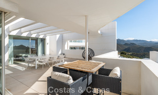 Ático moderno y listo para entrar a vivir con vistas al mar en venta, en una comunidad cerrada cerca de Marbella 780755 
