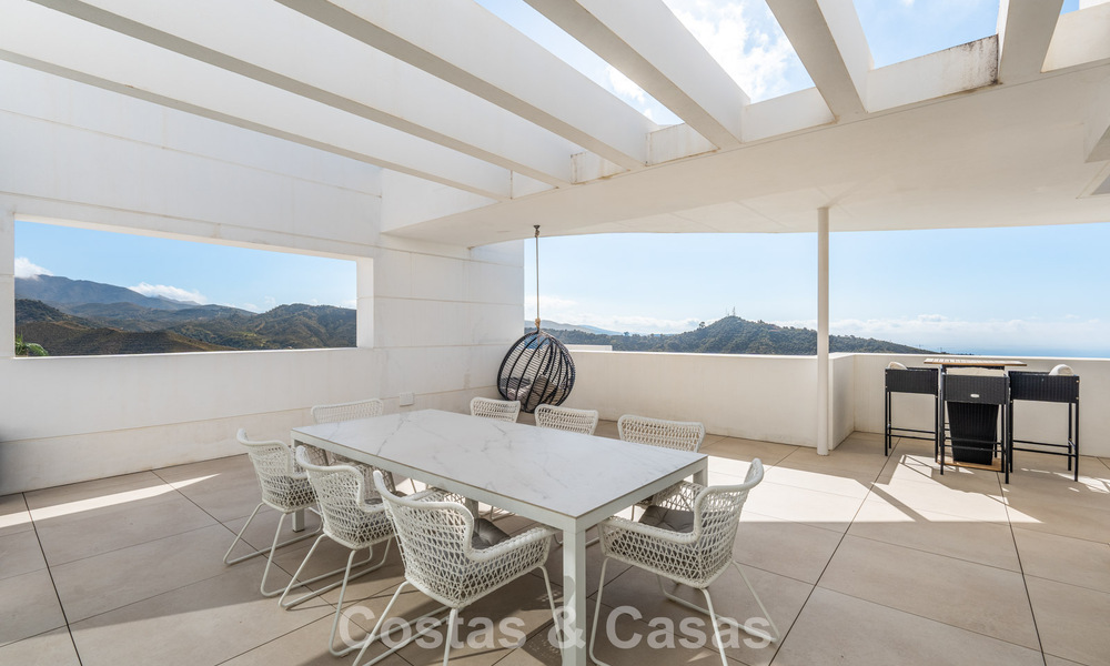 Ático moderno y listo para entrar a vivir con vistas al mar en venta, en una comunidad cerrada cerca de Marbella 780757