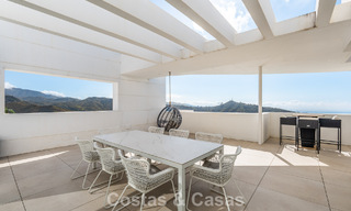 Ático moderno y listo para entrar a vivir con vistas al mar en venta, en una comunidad cerrada cerca de Marbella 780757 