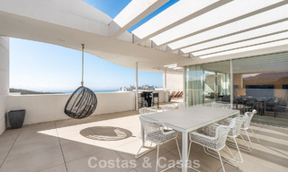 Ático moderno y listo para entrar a vivir con vistas al mar en venta, en una comunidad cerrada cerca de Marbella 780758 