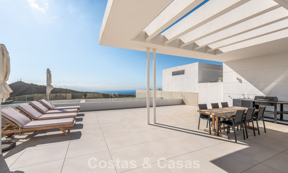 Ático moderno y listo para entrar a vivir con vistas al mar en venta, en una comunidad cerrada cerca de Marbella 780759