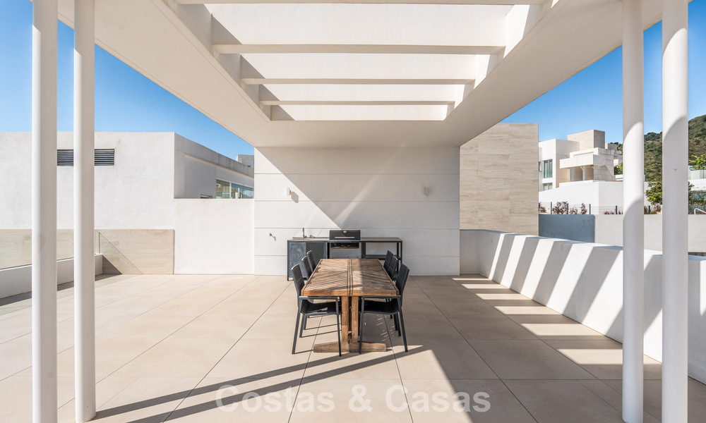 Ático moderno y listo para entrar a vivir con vistas al mar en venta, en una comunidad cerrada cerca de Marbella 780760