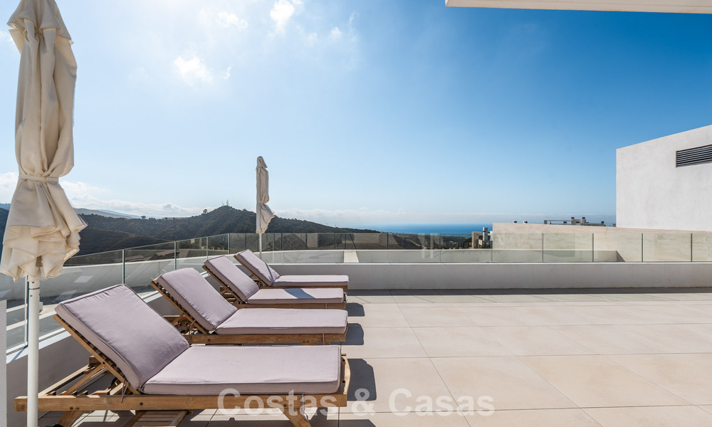 Ático moderno y listo para entrar a vivir con vistas al mar en venta, en una comunidad cerrada cerca de Marbella 780761