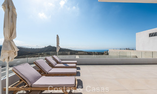 Ático moderno y listo para entrar a vivir con vistas al mar en venta, en una comunidad cerrada cerca de Marbella 780761 