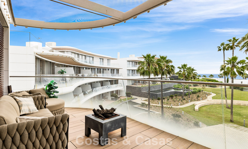 Lujoso y moderno apartamento con vistas al mar en venta en primera línea de playa en Estepona, Costa del Sol 780770