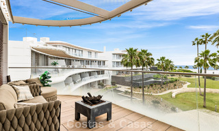 Lujoso y moderno apartamento con vistas al mar en venta en primera línea de playa en Estepona, Costa del Sol 780770 