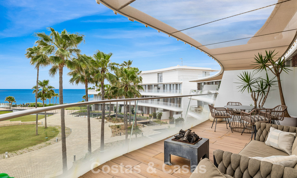 Lujoso y moderno apartamento con vistas al mar en venta en primera línea de playa en Estepona, Costa del Sol 780771