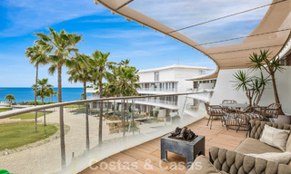 Lujoso y moderno apartamento con vistas al mar en venta en primera línea de playa en Estepona, Costa del Sol 780771 