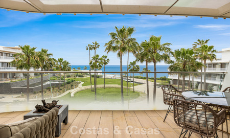 Lujoso y moderno apartamento con vistas al mar en venta en primera línea de playa en Estepona, Costa del Sol 780772