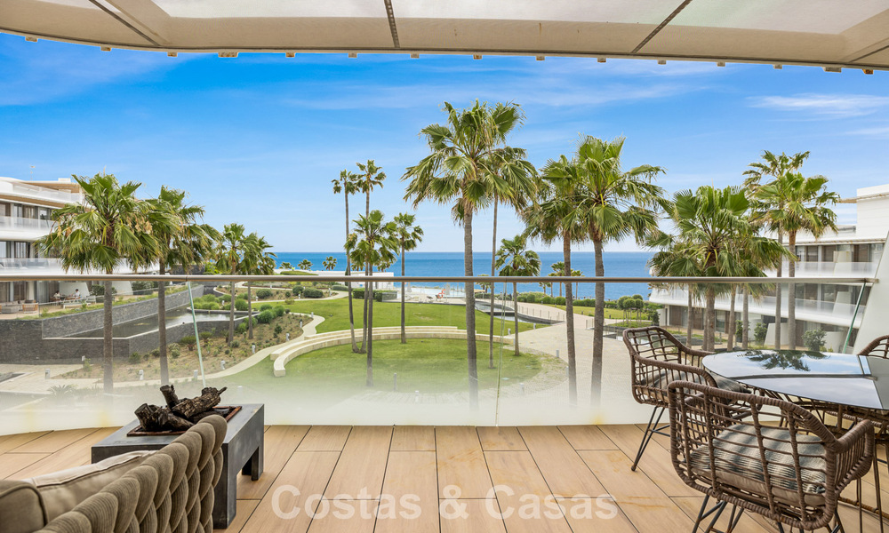 Lujoso y moderno apartamento con vistas al mar en venta en primera línea de playa en Estepona, Costa del Sol 780772