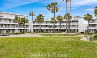 Lujoso y moderno apartamento con vistas al mar en venta en primera línea de playa en Estepona, Costa del Sol 780773 