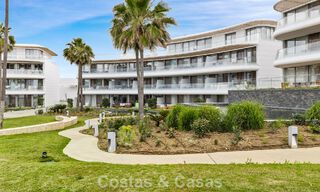 Lujoso y moderno apartamento con vistas al mar en venta en primera línea de playa en Estepona, Costa del Sol 780774 