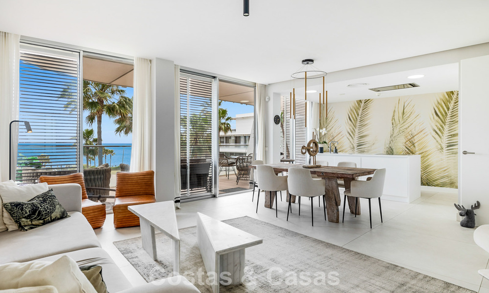 Lujoso y moderno apartamento con vistas al mar en venta en primera línea de playa en Estepona, Costa del Sol 780775