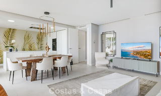 Lujoso y moderno apartamento con vistas al mar en venta en primera línea de playa en Estepona, Costa del Sol 780776 