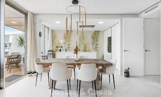 Lujoso y moderno apartamento con vistas al mar en venta en primera línea de playa en Estepona, Costa del Sol 780777 