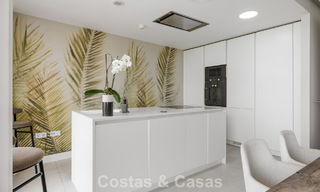 Lujoso y moderno apartamento con vistas al mar en venta en primera línea de playa en Estepona, Costa del Sol 780778 