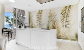Lujoso y moderno apartamento con vistas al mar en venta en primera línea de playa en Estepona, Costa del Sol 780779 