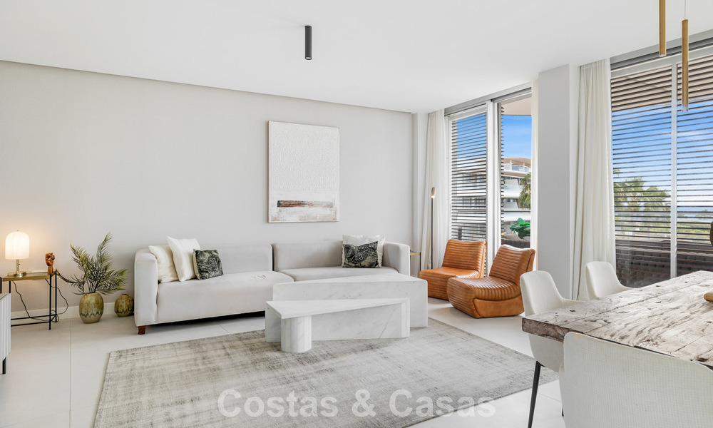 Lujoso y moderno apartamento con vistas al mar en venta en primera línea de playa en Estepona, Costa del Sol 780780
