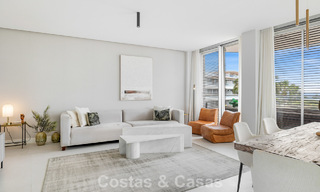 Lujoso y moderno apartamento con vistas al mar en venta en primera línea de playa en Estepona, Costa del Sol 780780 