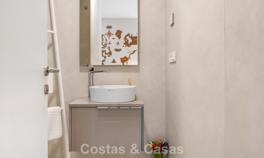 Lujoso y moderno apartamento con vistas al mar en venta en primera línea de playa en Estepona, Costa del Sol 780783