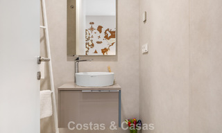 Lujoso y moderno apartamento con vistas al mar en venta en primera línea de playa en Estepona, Costa del Sol 780783 