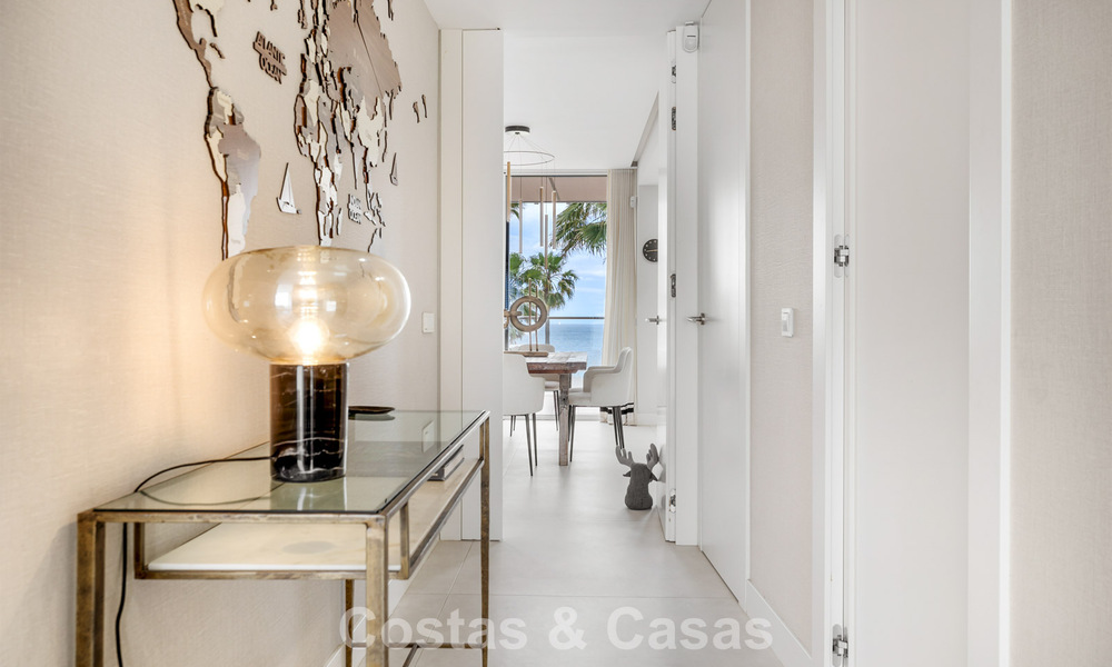 Lujoso y moderno apartamento con vistas al mar en venta en primera línea de playa en Estepona, Costa del Sol 780784
