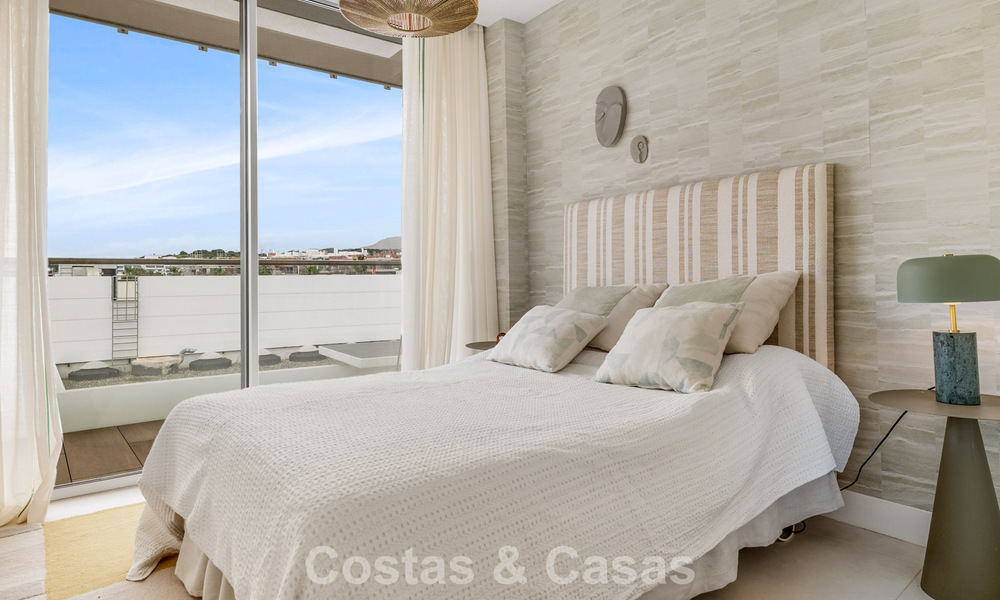 Lujoso y moderno apartamento con vistas al mar en venta en primera línea de playa en Estepona, Costa del Sol 780787